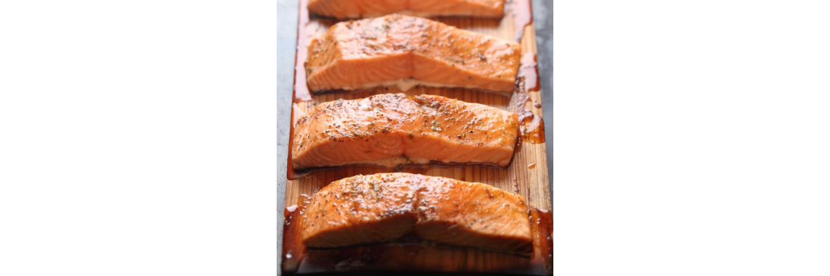 Lachs auf dem Zedernholzbrett - 